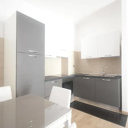 Apartment Meme Rome